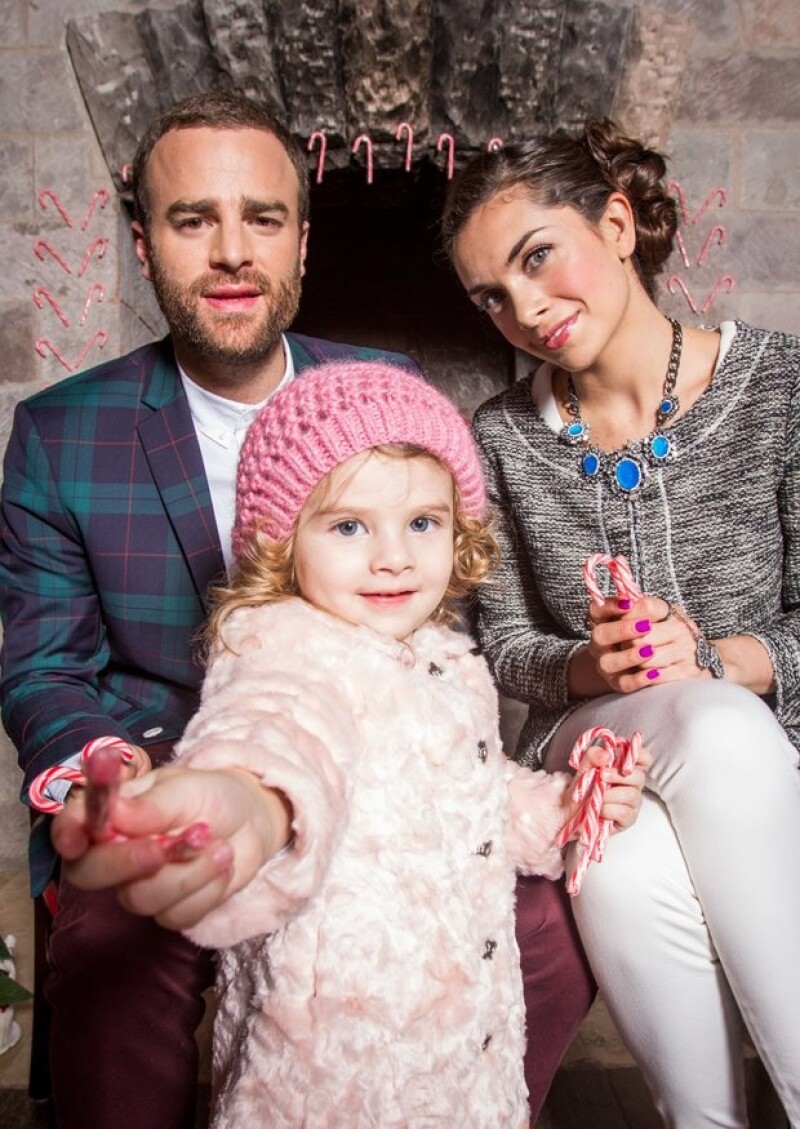 Max Villegas, María de la Fuente y su hija Victoria en el restaurante Jajalpa de la Hacienda de Jajalpa. Maquillaje por Bobbi Brown Cosmetics. Peinado por Berenice Malpika para Revlon Professional. Esmaltado por Jessica Nails. Styling por Raúl Álvarez. Max Villegas: outfit by H&M. María de la Fuente: Blusa - Benetton, Abrigo - Benetton, Pantalón - Guess, Zapatos - H&M. Victoria: Abrigo - Benettón.