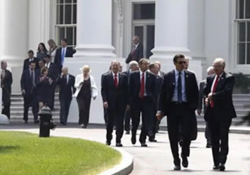 Republicanos salen de la Casa Blanca tras reunirse con Obama a fin de negociar una posible ampliación del tope de deuda. (Foto: AP)
