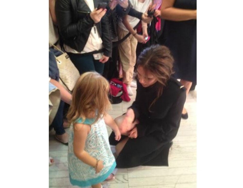 La hija de Victoria y David Beckham acompañó a su mamá a Dublín a la presentación de su ropa y ahí sorprendió a los asistentes cuando caminó junto a la cantante.