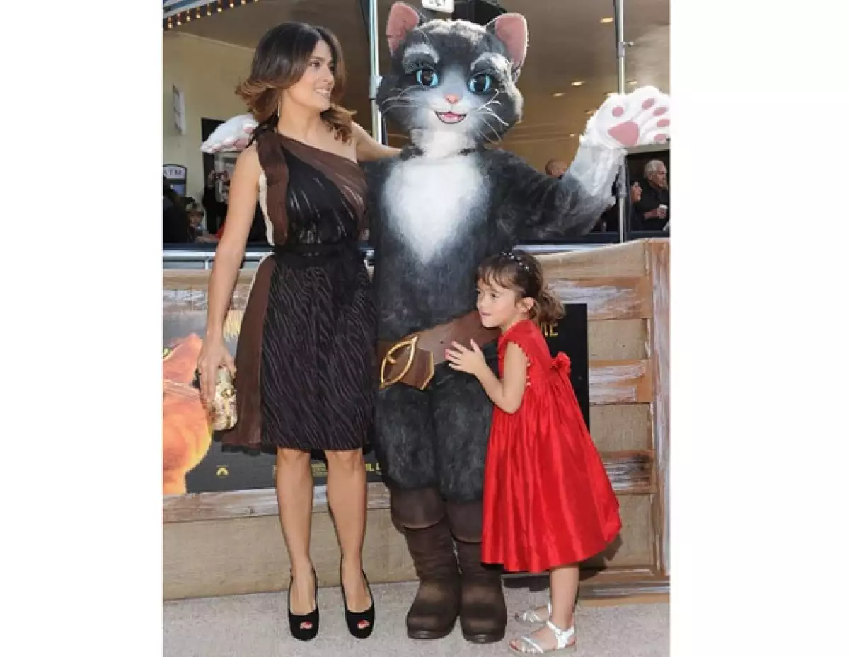 La actriz mexicana recibió la visita de su hija, Valentina Paloma, así como de su papá, hermano y cuñada durante la presentación de la cinta animada `El Gato con Botas´ en Los Ángeles, California.