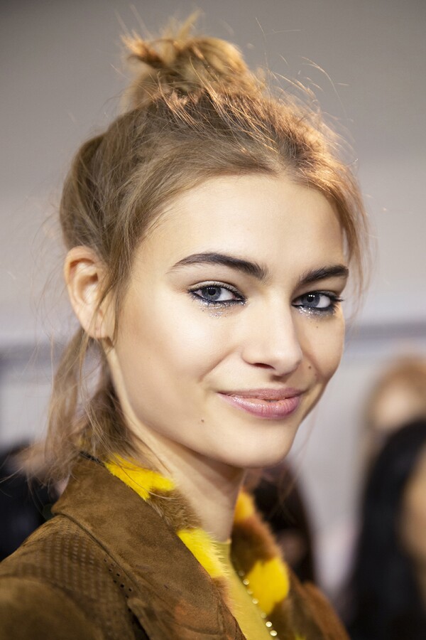 beauty look-quedarte en casa-fendi-pelo-maquillaje-chongo-sombras-corrector-1.jpg