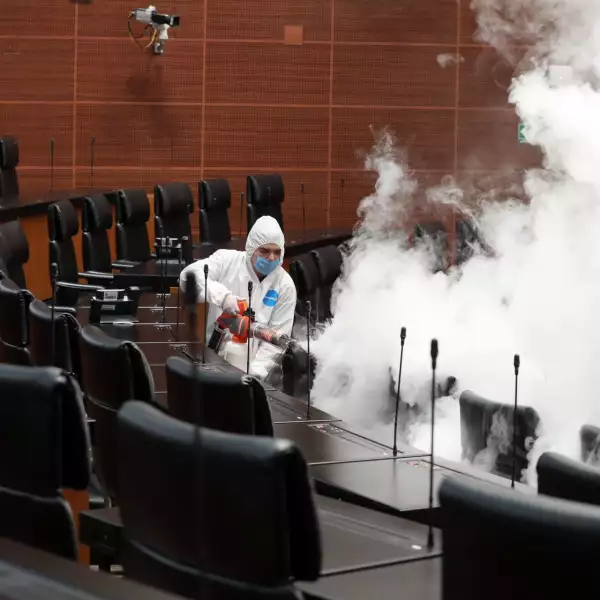 Trabajadores especializados realizaron un proceso de sanitización en el salón de plenos del Senado de la República