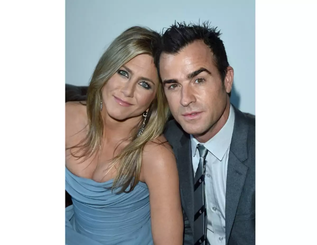 La actriz ha decidido que sea Alex Aniston quien la acompañe al altar. Con esto pretende que su hermanastro se incorpore a la familia.