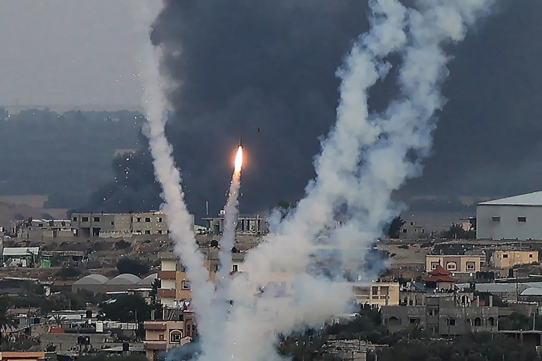 Los militantes palestinos disparan cohetes hacia Israel desde Rafah, al sur de la Franja de Gaza, el 11 de octubre de 2023. El 11 de octubre, Israel siguió bombardeándose contra los objetivos de Hamas en la Franja de Gaza, ya que el primer ministro Benjamin Netanyahu y un rival político anunciaron un gobierno de emergencia durante el conflicto que ya ha matado a miles de personas.