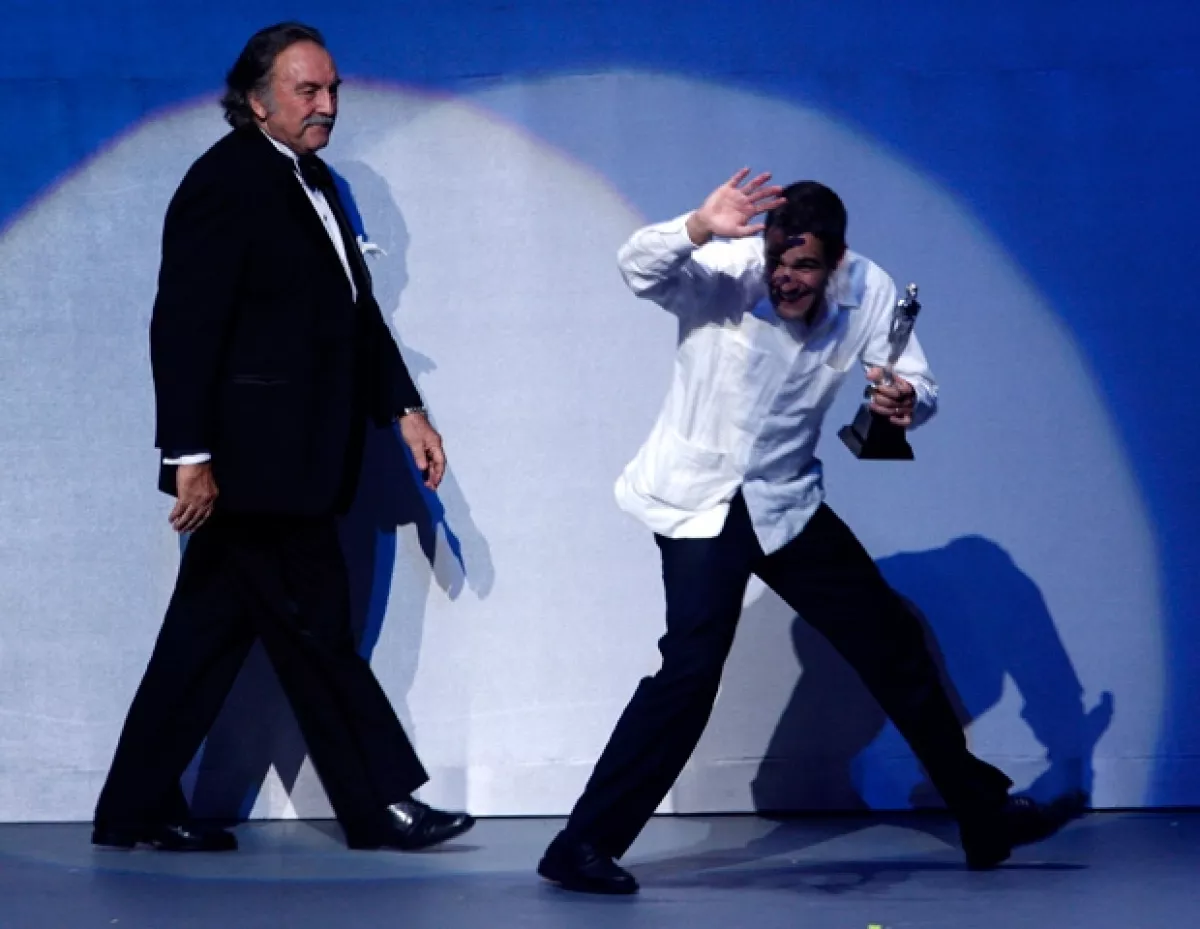 Armendáriz, durante una de las entregas del Ariel. En la imagen, con Fernando Eimbcke.