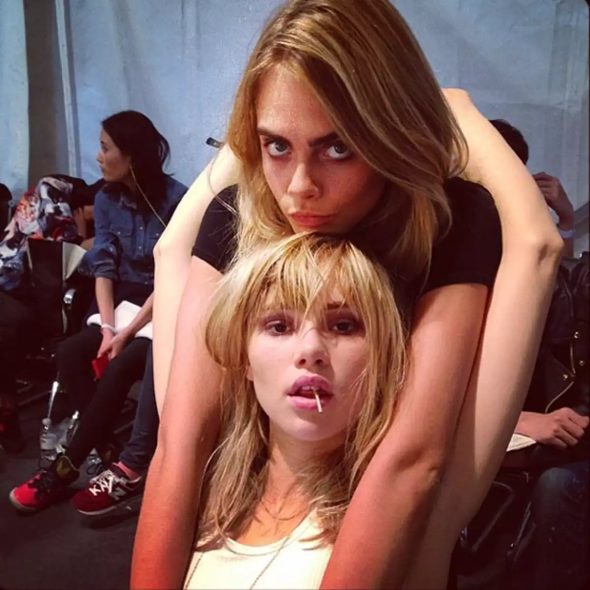 Después de Michelle Rodríguez, la modelo británica ha sido captada demostrando su afecto con las modelos Suki Waterhouse, Aymeline Valade y ahora con Karlie Kloss.