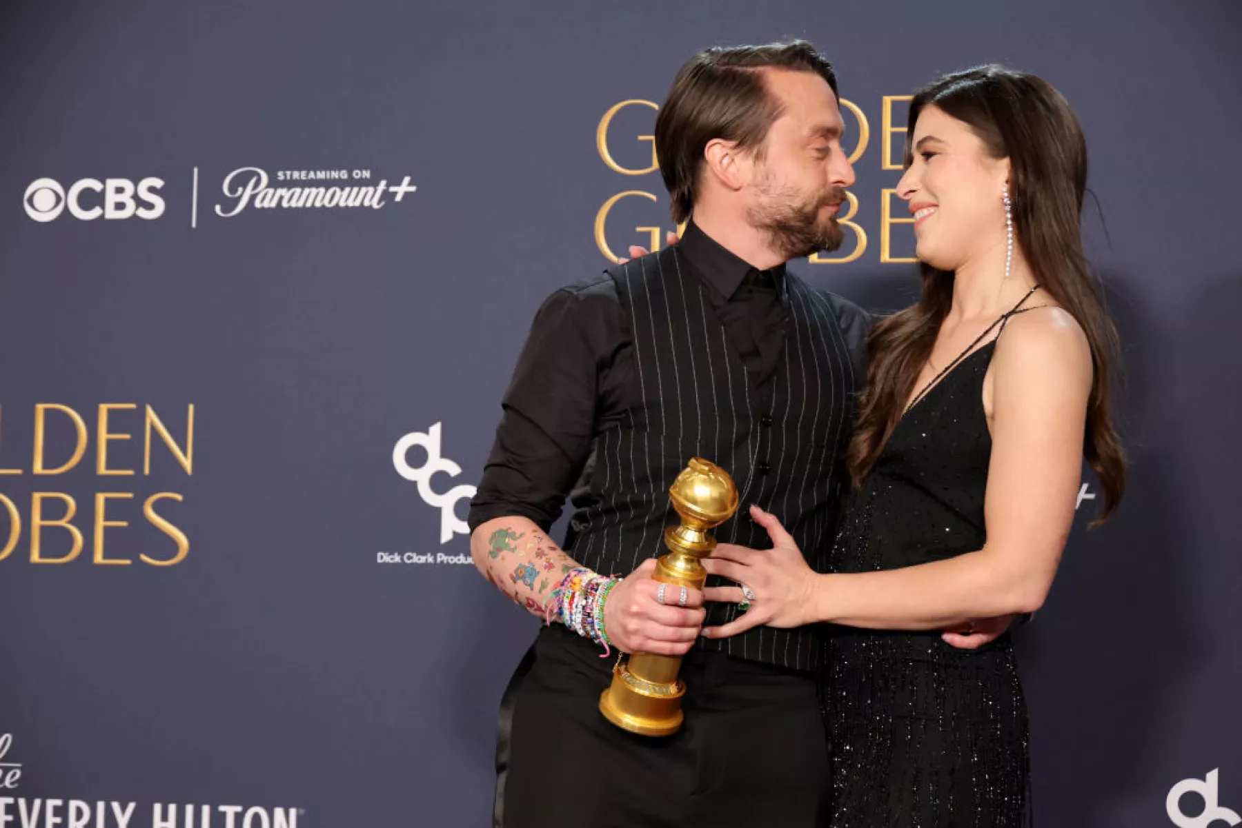 Kieran Culkin y Jazz Charton, su esposa, en la sala de prensa de los Golden Globes 2025.
