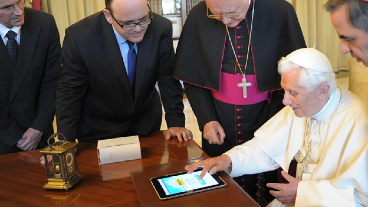 Benedicto XVI envía su primer tuit