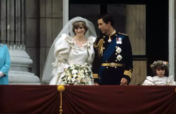 Diana de Gales y Carlos en el balcón el día de su boda.