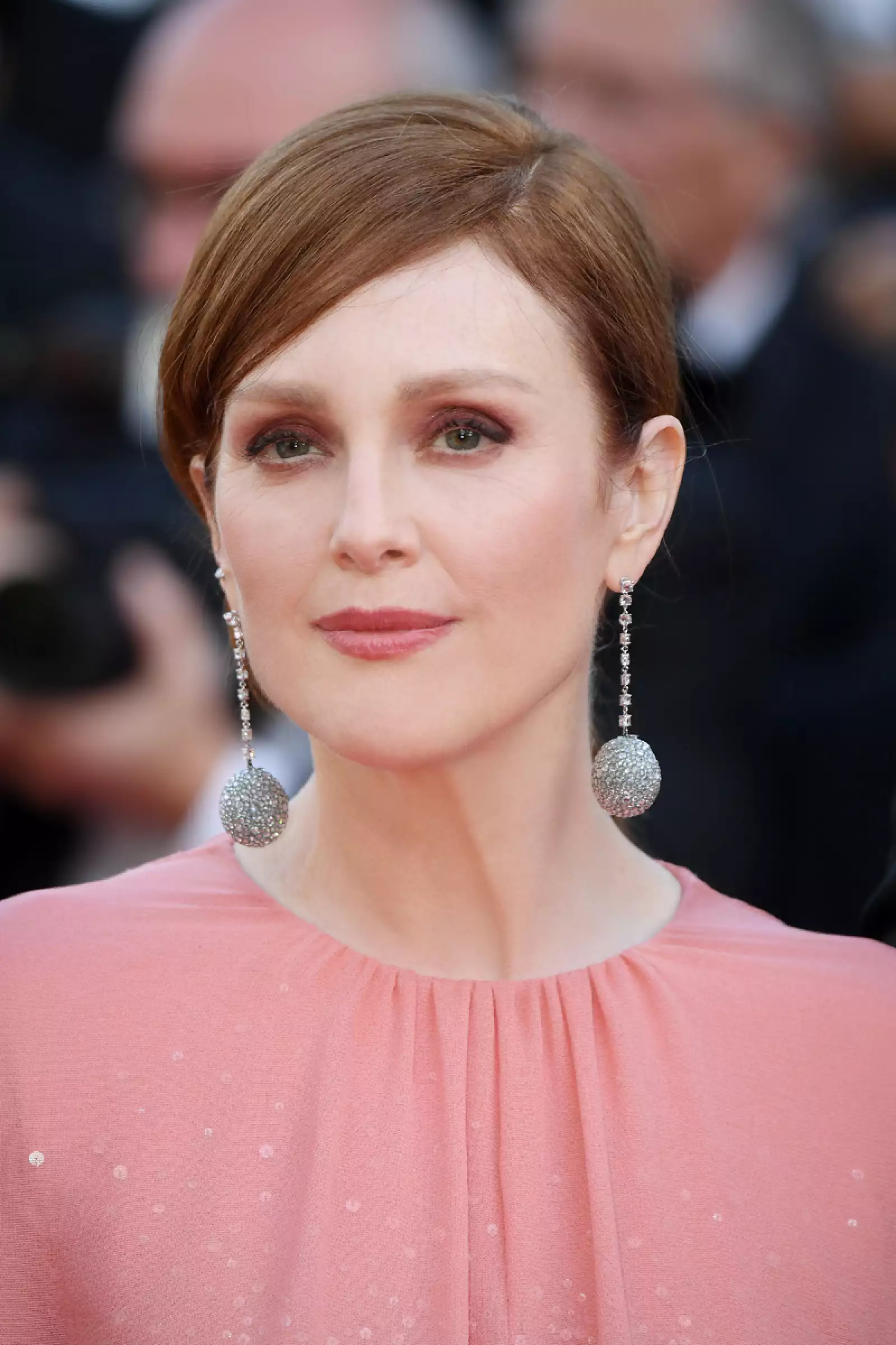 Julianne_Moore_in_Chopard_May_16-jpg