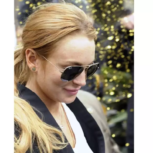 Lilo regresará a rehabilitación, pero salió de la corte con una gran sonrisa.