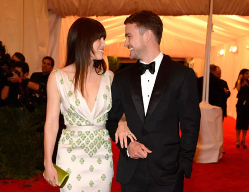 El músico y la actriz llegaron al altar en romántica ceremonia que tuvo lugar el viernes en Fasano, al sur de Italia.