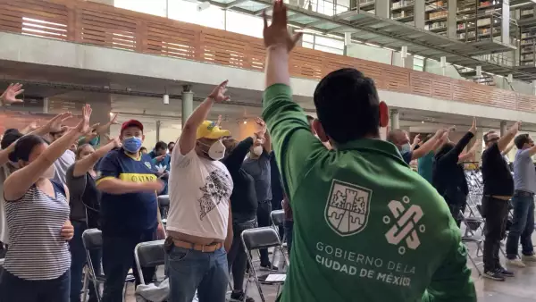 El primer día de vacunación para quienes nacieron en los 90 fue amenizado con canciones de OV7 y Kabbah, con tal de que movieran las articulaciones después de la inyección.