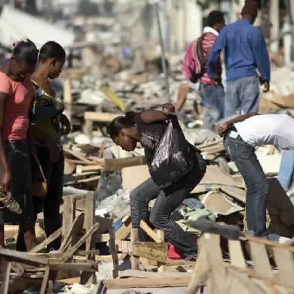Los sobrevivientes recorren las calles en busca de alimentos en las tiendas que colapsaron con el terremoto. Algunos más remueven escombros con la esperanza de hallar a familiares que aún están desaparecidos.