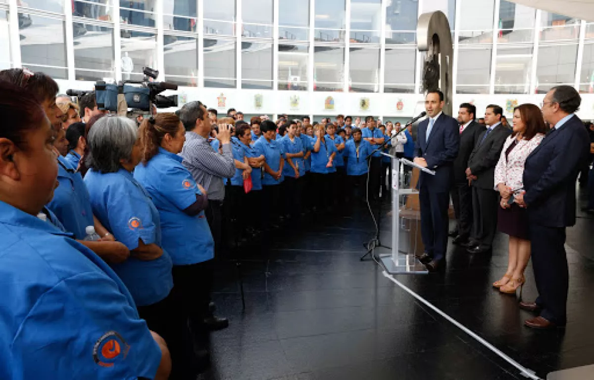 Trabajadores en el Senado.jpg