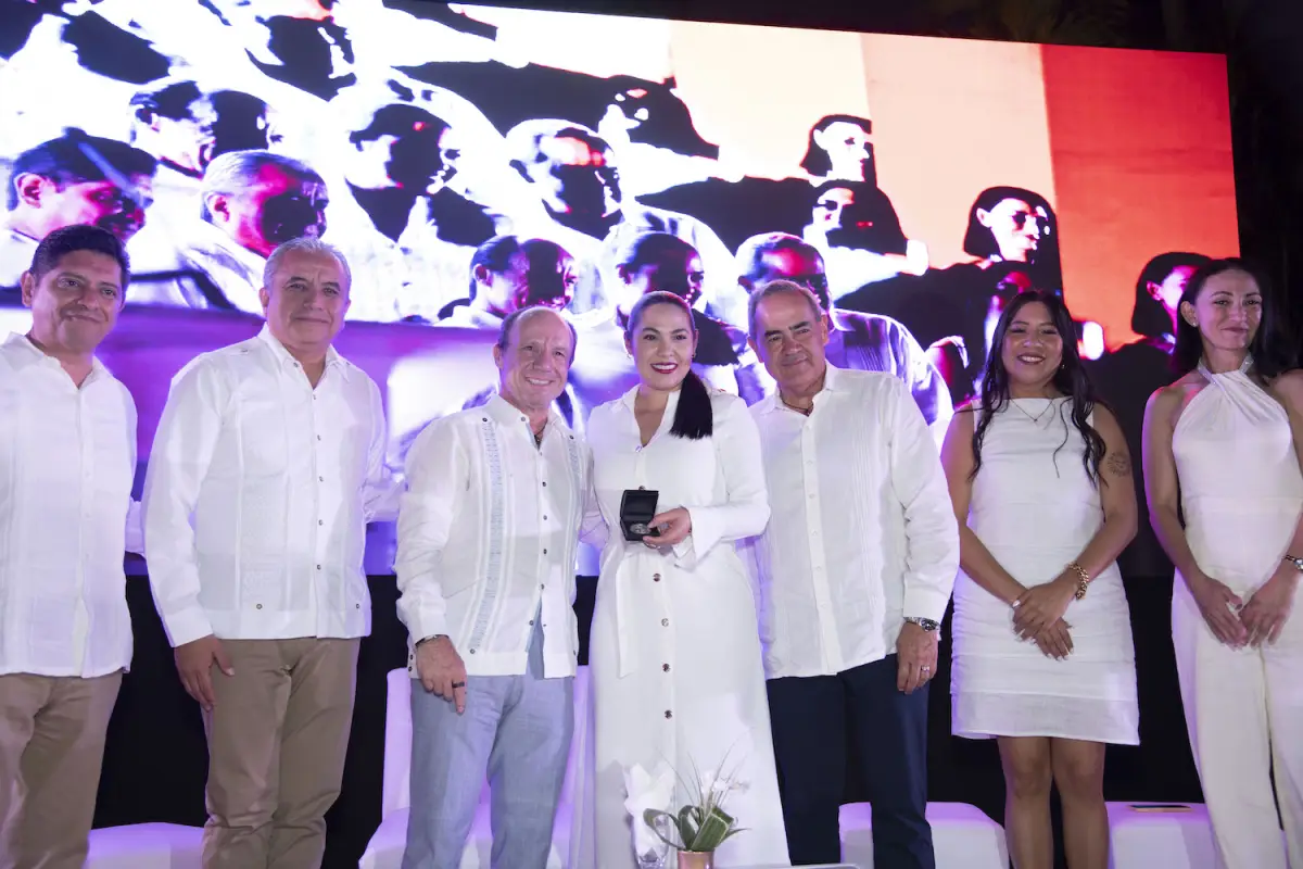 ENTREGA MONEDA 50 ANIVERSARIO.jpg