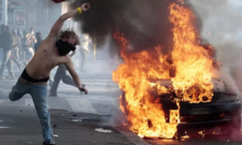 A la cifra preliminar de daños se deben añadir las pérdidas por el saqueo y destrucción de tiendas, que según la Confederación de Comerciantes ascendían a otro millón de euros. (Foto: AP)