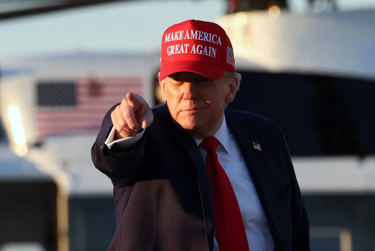 El presidente de los Estados Unidos, Donald Trump, hace gestos mientras camina para abordar el Air Force One para salir de Washington desde la Base Conjunta Andrews en Maryland, el 28 de febrero de 2025. (Imagen principal del artículo 'Trump anuncia aranceles a productos agrícolas a partir del 2 de abril')