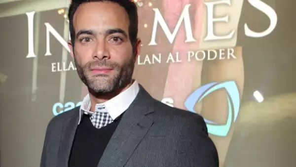 Cuando tiene vacaciones o días libres, el actor escribe guiones o simplemente se aleja de los personajes que interpreta durante largas temporadas; prepara su regreso a TV con la serie Infames.