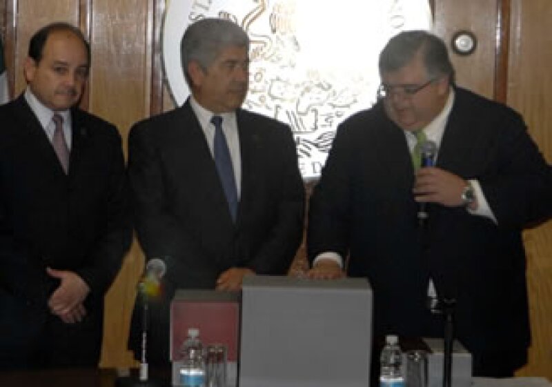 Carstenes (der) entregó el paquete económico a la Cámara de Diputados. (Foto: Notimex)