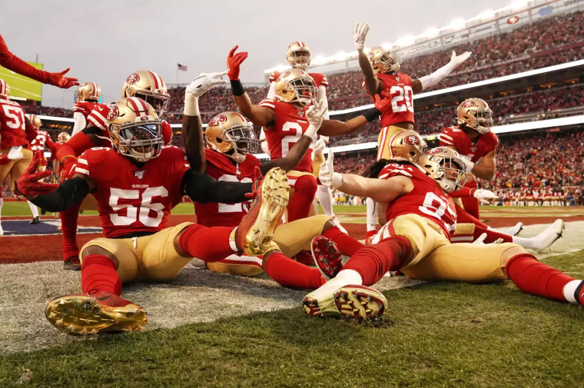 Foto de los San Francisco 49ers que celebran una intercepción en contra de los Packers el 19 de enero de 2024.