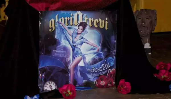 Gloria Trevi también quizo poner su granito de arena para Chiapas y Chalco.