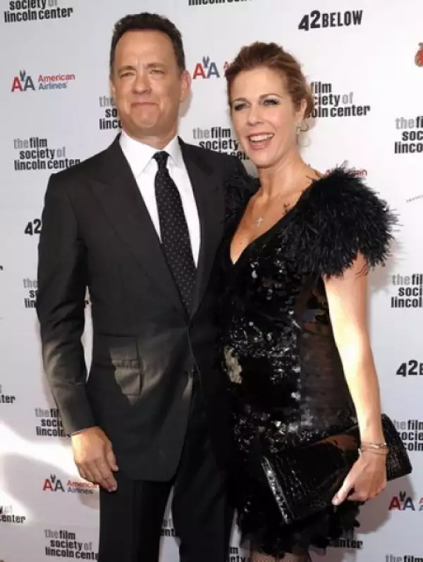Tom Hanks y Rita Wilson contentos a la llegada al evento.