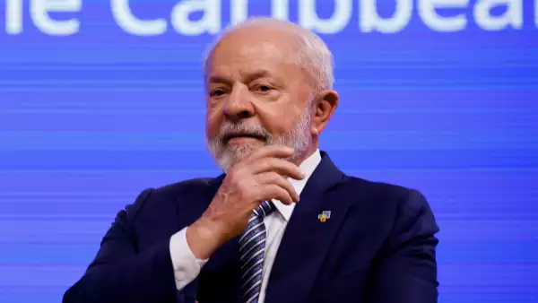 El presidente de Brasil, Luiz Inacio Lula da Silva, observa mientras participan en la ceremonia fotográfica de la alianza digital UE-LAC con líderes de la Unión Europea (UE) y la Comunidad de Estados de América Latina y el Caribe (CELAC), durante la cumbre en Bruselas, Bélgica, el 17 de julio de 2023.