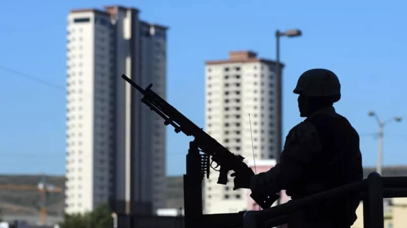 un soldado echa un vistazo a la ciudad de tijuana