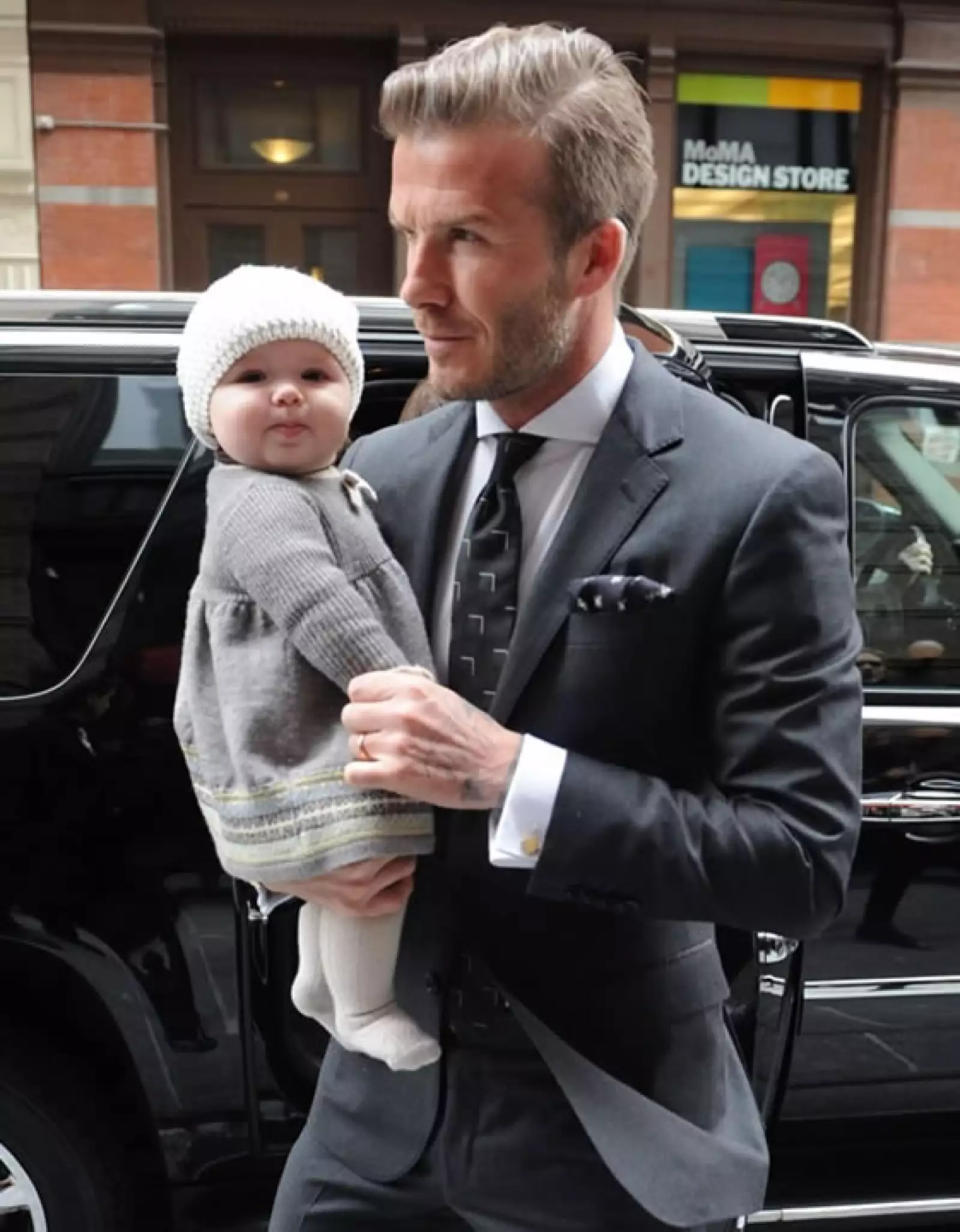 La pequeña Harper con su guapo papá.