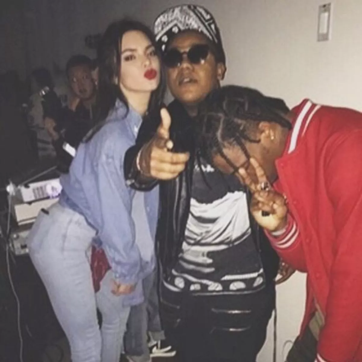 Kendall se la pasó de lo más divertida al lado de sus amigos la noche anterior.