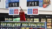 Empleado de Walmart cambiando el precio de uno de los productos en el área de perecederos. 