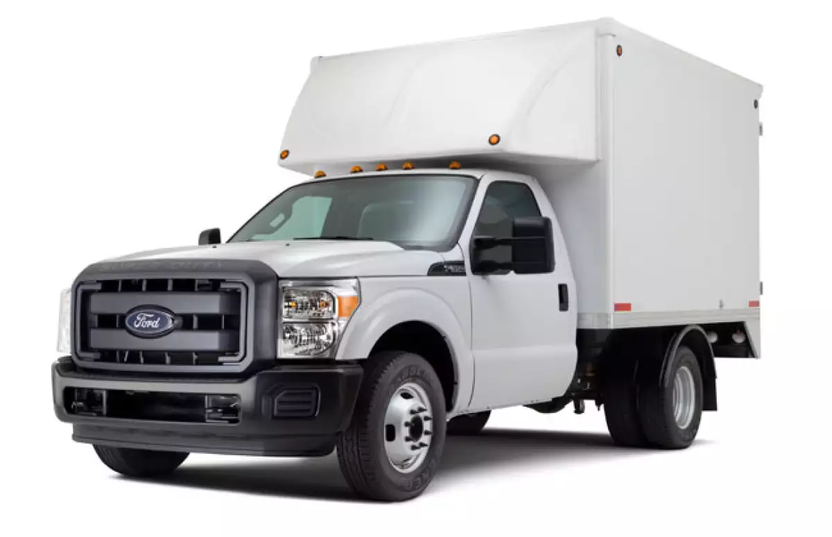 F-350 (Ford). Tiene 385 caballos de fuerza y una capacidad de carga de 3.6 toneladas.
