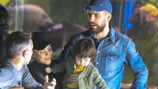 La familia estaba acompañada por el hermano de la cantante. Manteniendo un bajo perfil, la pareja se divirtió y relajó mostrándole al pequeño las diferentes especies.