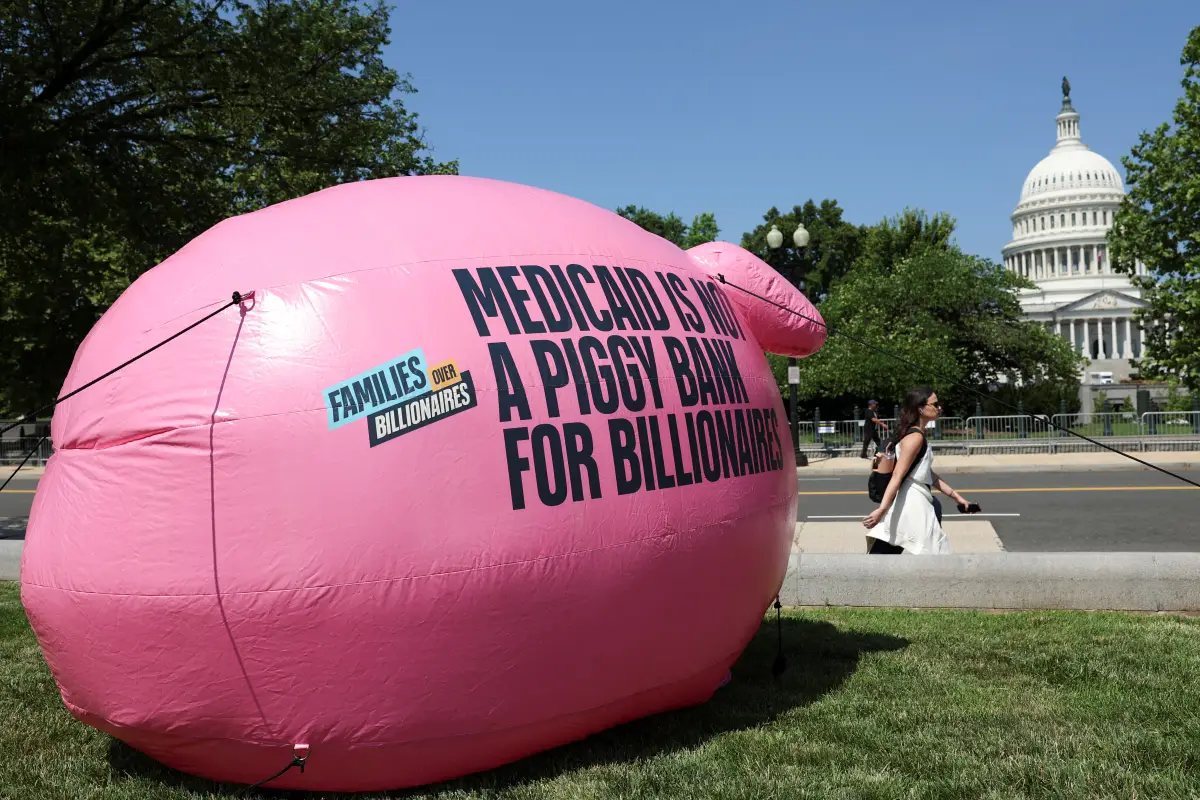 Un cerdo hinchado rosa con las palabras "Medicaid no es una alcancía para multimillonarios" se exhibe frente al Capitolio de los Estados Unidos en Washington, D.C., EE. UU., 26 de junio de 2025.