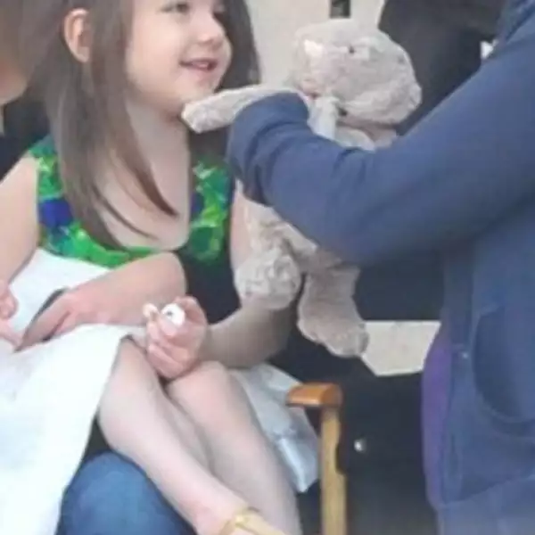 La pequeña estuvo divertida haciendo caras y jugando con su hermanastra.