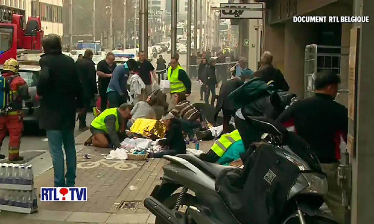 Al menos 34 personas murieron y decenas resultaron heridas, según reportes locales; los estallidos se registraron en el aeropuerto de la capital de Bélgica y en una estación de metro.