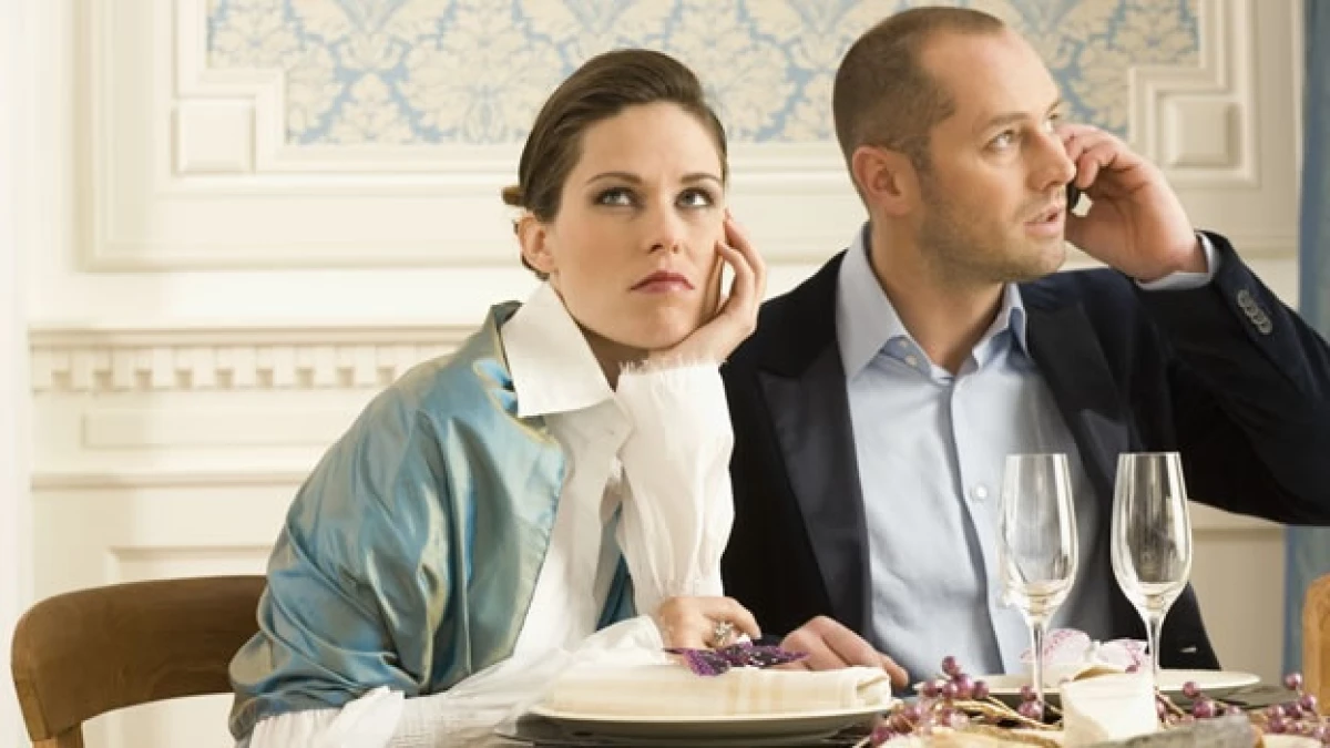 Abusar del teléfono celular en la cena