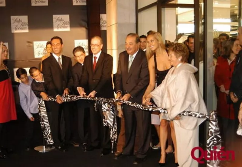 En la apertura de la primera tienda Saks Fifth Avenue en México, junto a Ricardo Salinas Pliego y la modelo Petra Nemcova