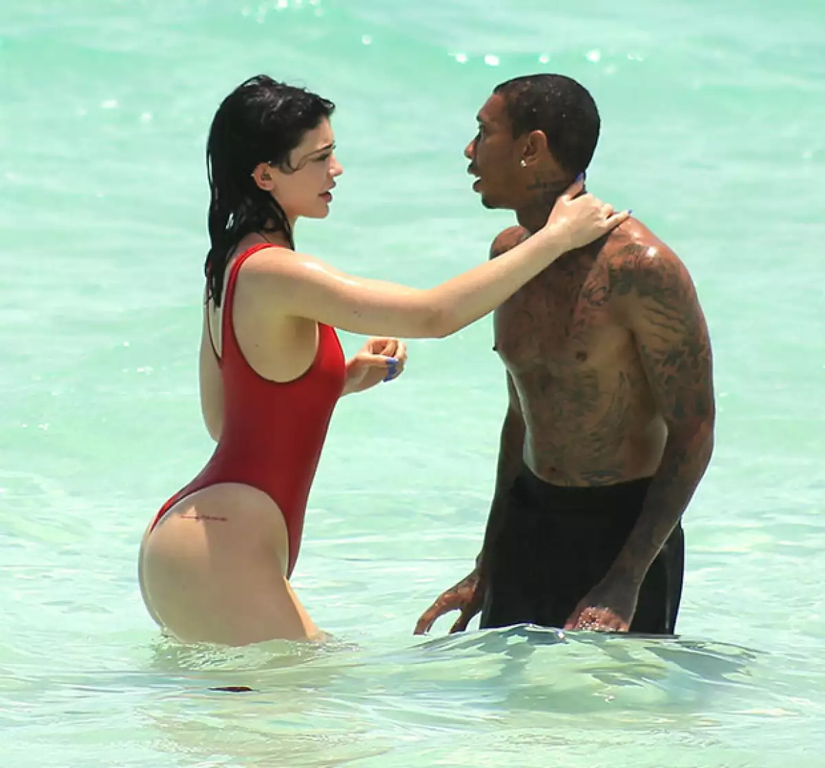 La estrella de reality y empresaria fue fotografiada en atrevidos acercamientos con su novio mientras celebraban su cumpleaños 19 en el Caribe.