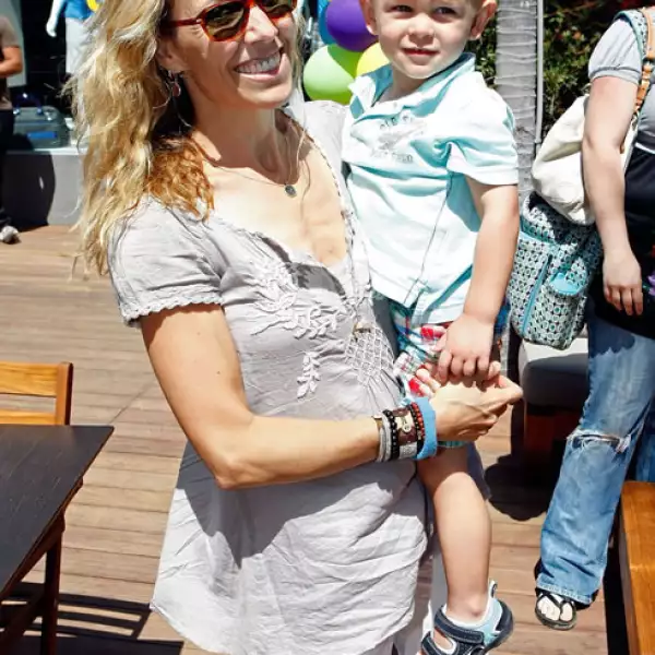 Sheryl Crow adoptó dos hijos luego de su divorcio con Louis Armstrong.