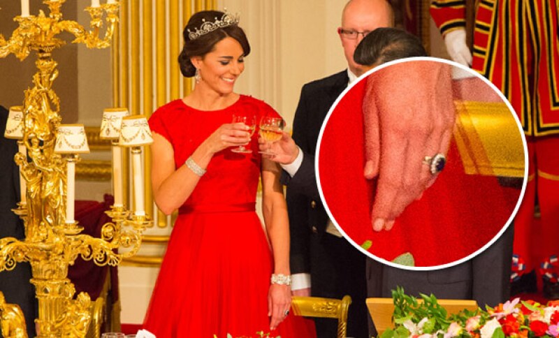 Y por supuesto el anillo de compromiso que le regaló el príncipe William, joya que originalmente le perteneció a Lady Di.