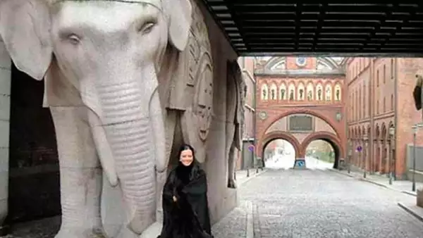 Reforma contrasta los gastos de Paulina con los 24,633 pesos que, oficialmente, gana el líder; la descendiente del jefe sindical presume en Facebook la buena vida que lleva y sus excentricidades.