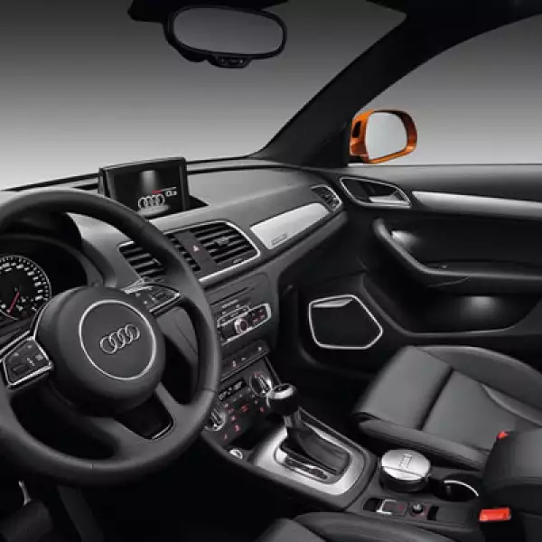 En el interior existe una pantalla táctil GPS que controla el radio del vehículo, clima, posición de asientos y se entrelaza con cualquier teléfono inteligente, mediante red de bluetooth.