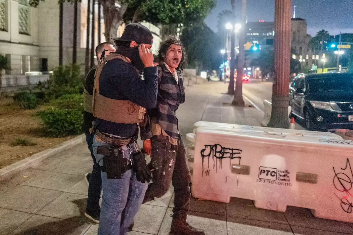 Los agentes de la ley arrestan a un hombre ya que un toque de queda está en vigor después de días de protestas en respuesta a las operaciones federales de inmigración en Los Ángeles el 10 de junio de 2025.