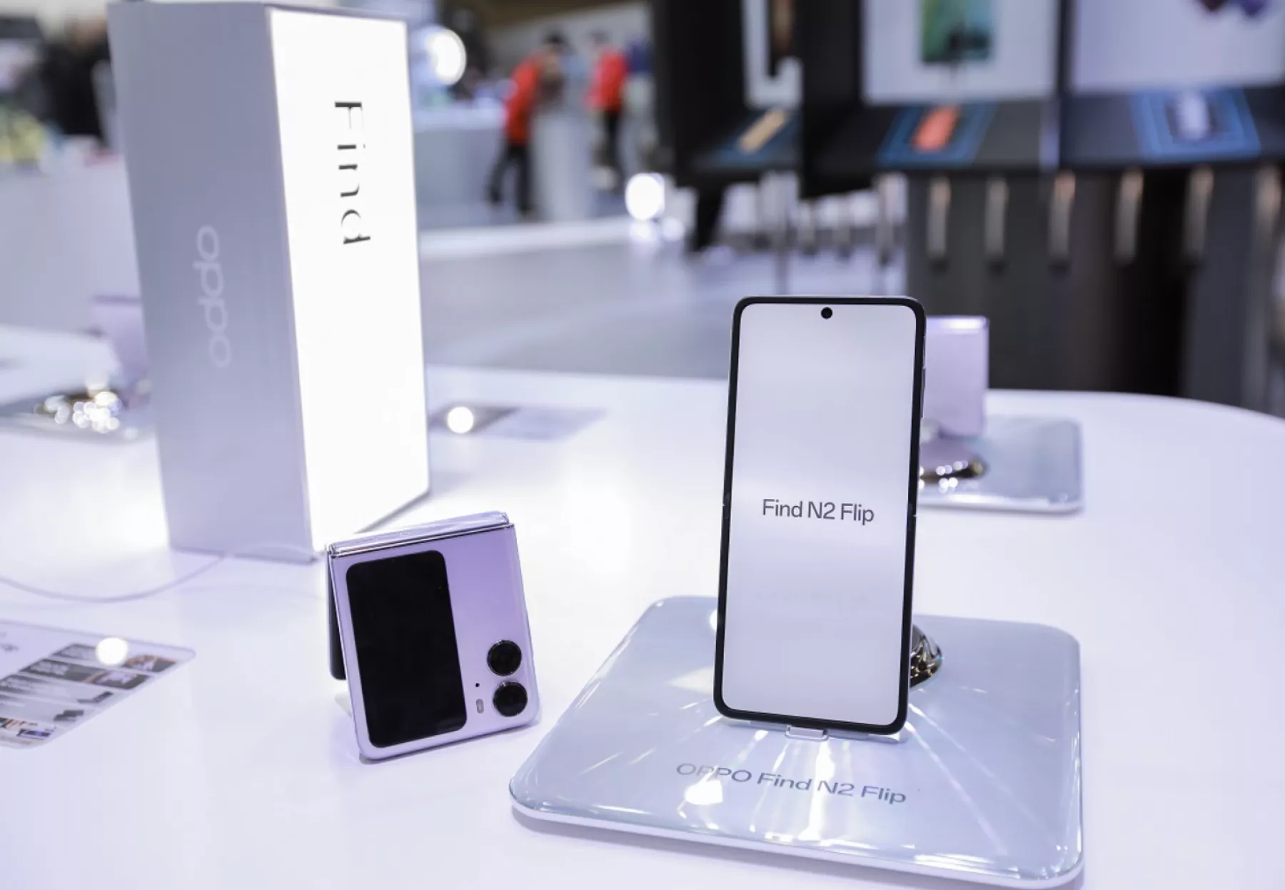 Aparece un dispositivo FindN2 de Oppo, un teléfono celular de pantalla flexible y plegable, junto a su contenedor, todo en color blanco