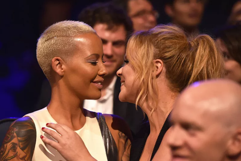 La comediante, que fue la conductora del evento, besó a la ex novia de Kanye West durante un break comercial.