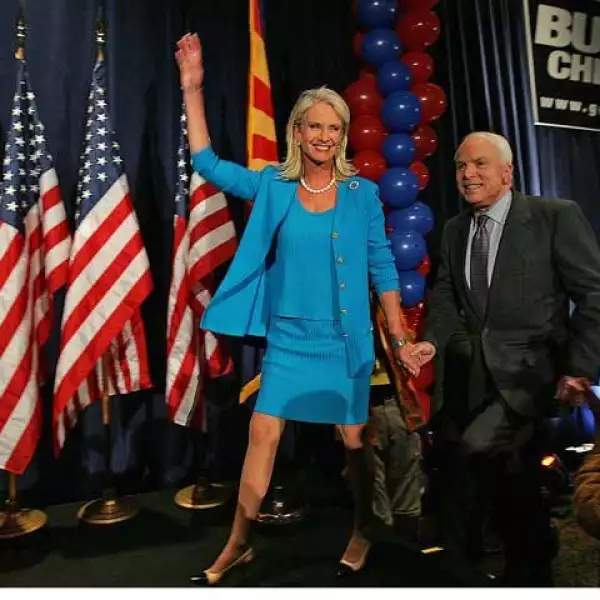 Los conjuntos de falda y saco en colores vivos forman parte de su guardarropa.