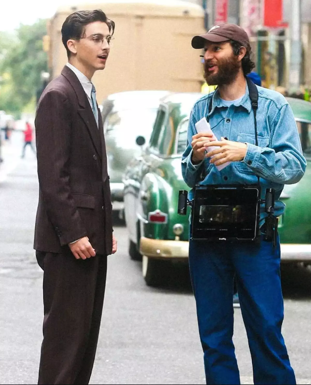 foto de Timothée Chalamet y Josh Safdie durante la grabación de la película 'Marty Supreme'.