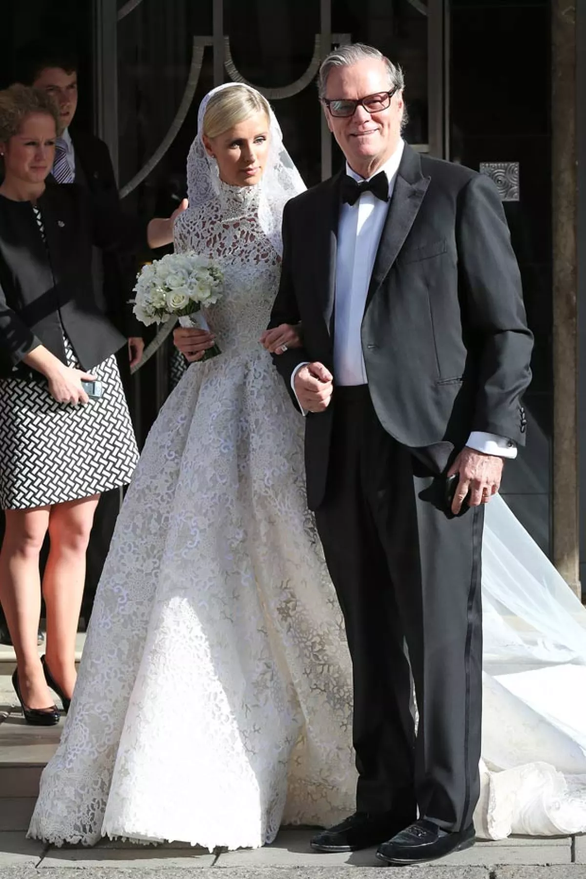 Nicky se dirigió a la limusina de la mano de su padre, Richard Hilton.